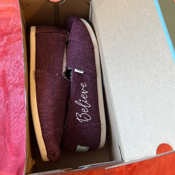 New in box!! Toms Alpargata burgundy sweater knit faux fur size 9.5 NWT** - Picture 8 of 9